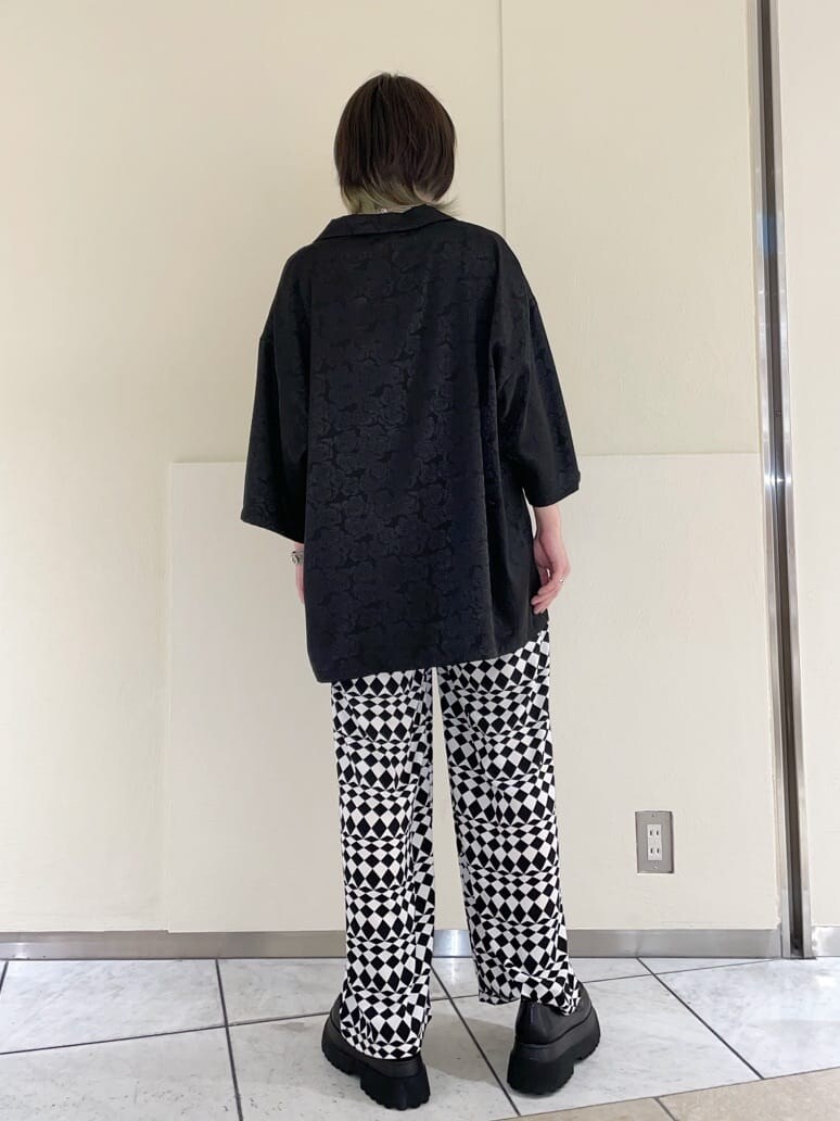 その他のその他パンツ、ブラック系のその他シューズ、ブラック系のキャミソールを着用したレディースの春コーディネートの4枚目の写真