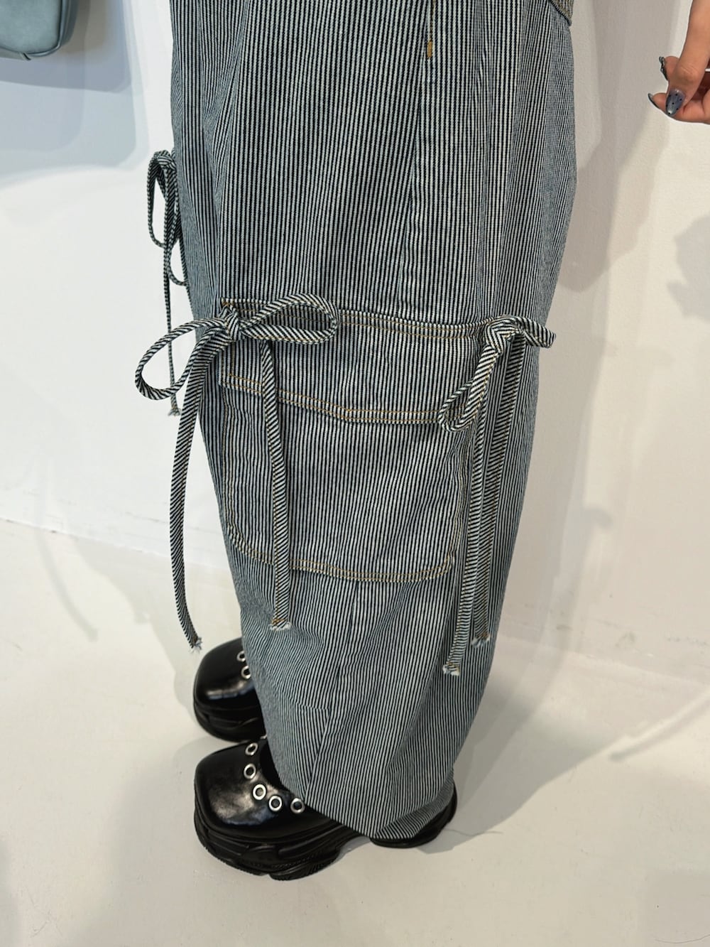 ブラック系のデニムパンツ、レッド系のその他トップスを着用したレディースの冬コーディネートの8枚目の写真