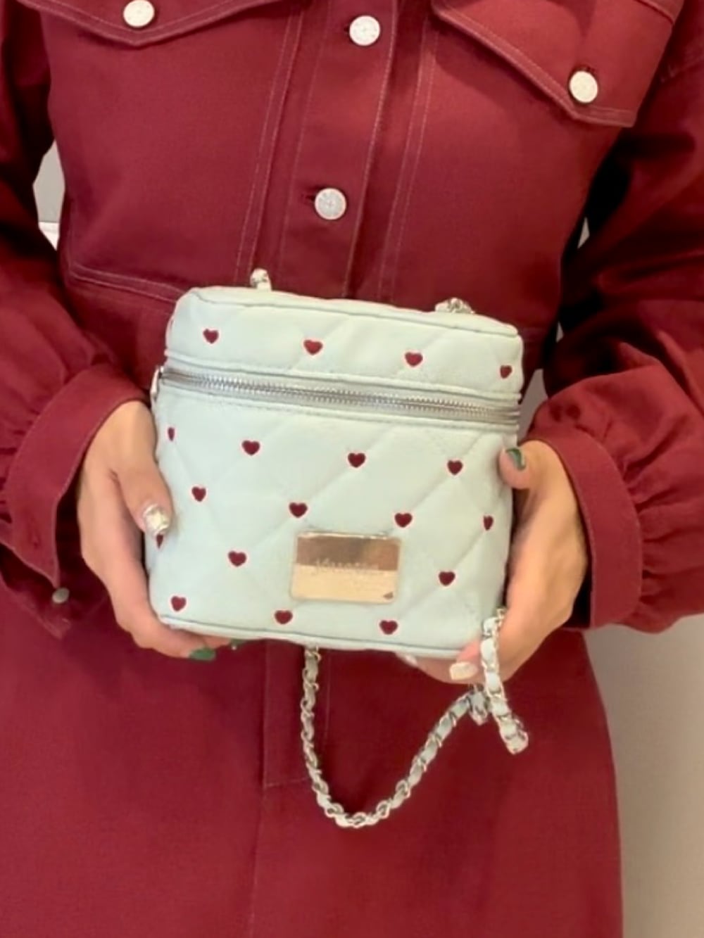 レッド系のワンピース、ブルー系のショルダーバッグ、ブラック系のネックレスを着用したレディースの秋コーディネートの9枚目の写真