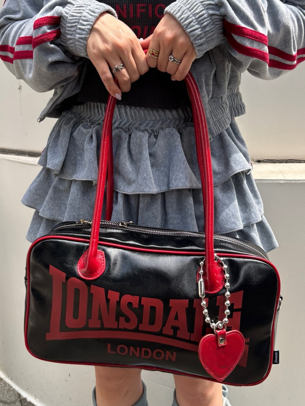 ブラック系のボストンバッグ、ブルー系のブーツ、ブラック系のTシャツ/カットソーを着用したレディースの春コーディネートの8枚目の写真