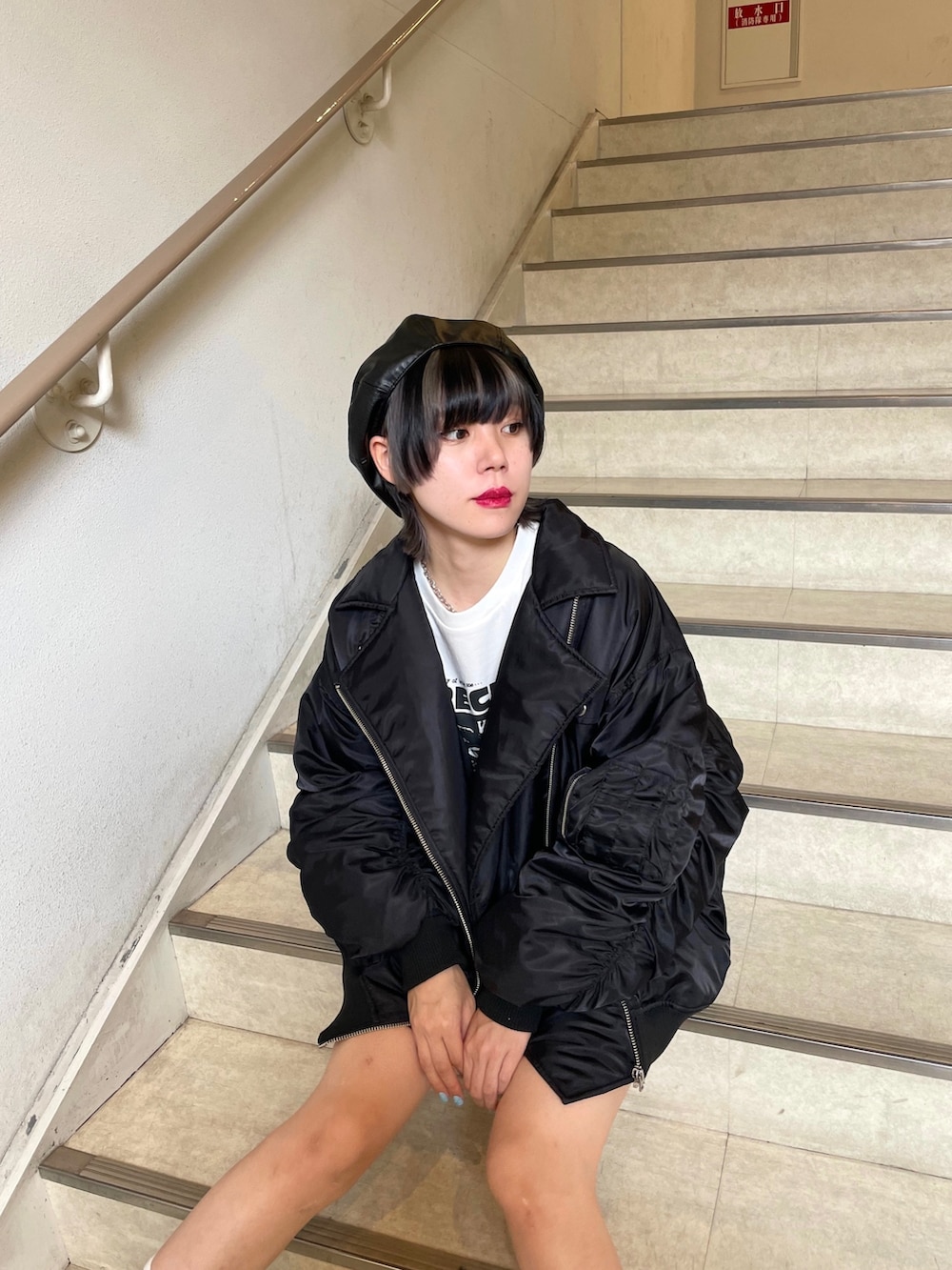 レッド系のその他パンツ、ホワイト系のTシャツ/カットソー、ブラック系のMA-1を着用したレディースの夏コーディネートの8枚目の写真