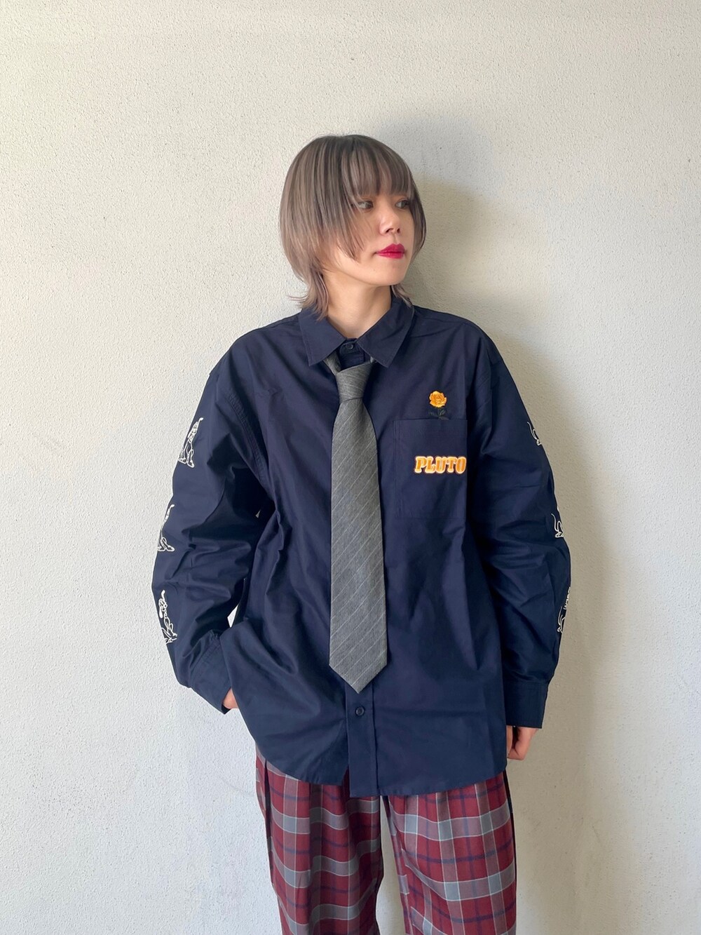 ブルー系のシャツ/ブラウス、グレー系のネクタイ、レッド系のその他パンツを着用したレディースの秋コーディネートの7枚目の写真
