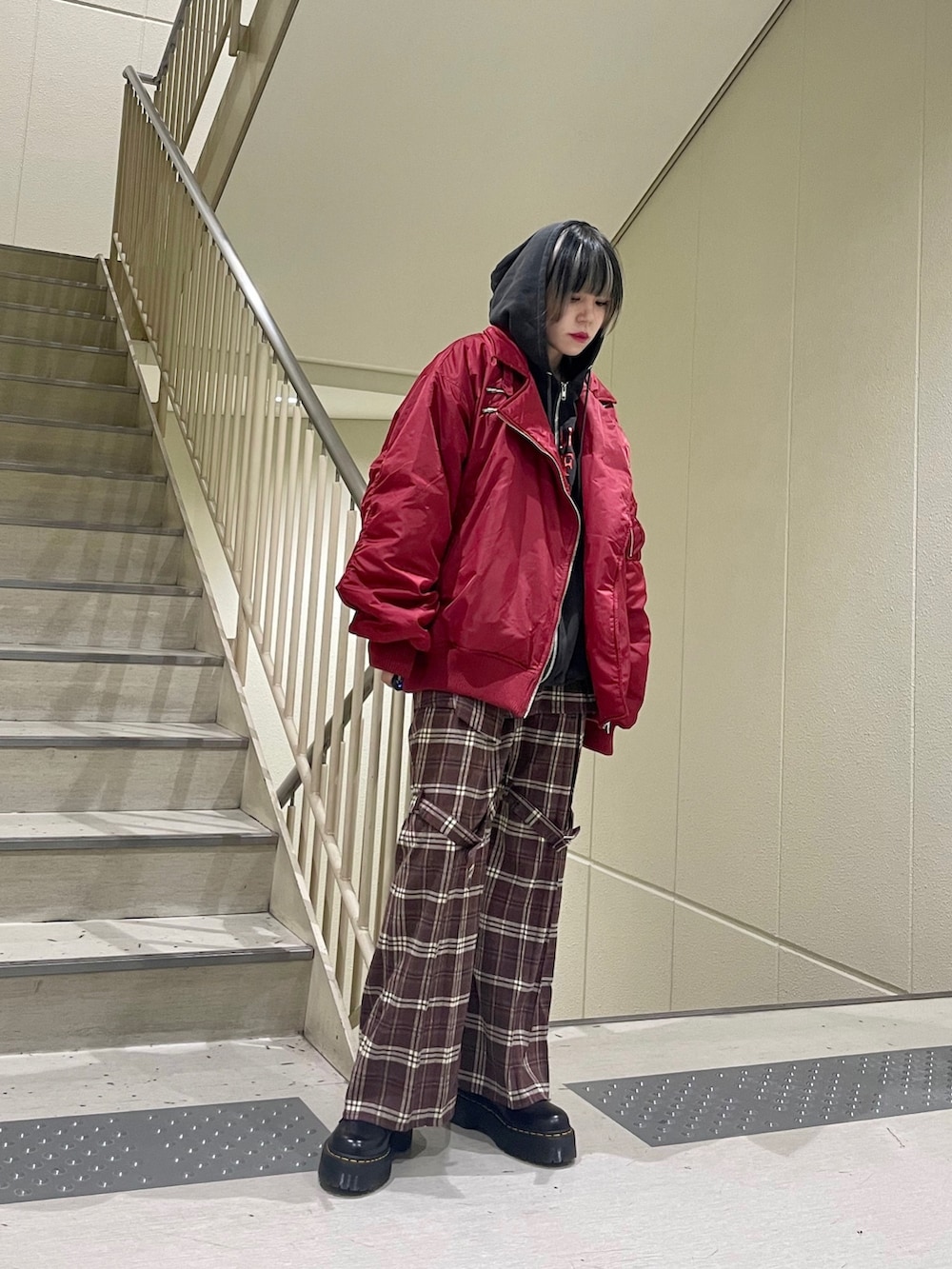 「ライダースジャケット、MA-1、アウター、パーカーコーデ、チェックパンツ、ストリート、ストリートMIX、パンク」｜「jouetieのスカートレイヤードフレアパンツ（その他パンツ、ブラウン系）」を使った、HIKARU さん（レディース・161cm）の秋コーディネートの7枚目の写真