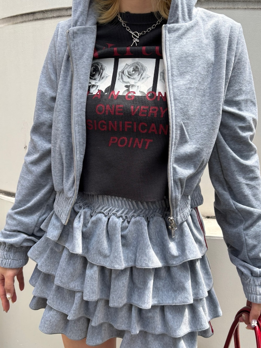 ブラック系のボストンバッグ、ブルー系のブーツ、ブラック系のTシャツ/カットソーを着用したレディースの春コーディネートの6枚目の写真