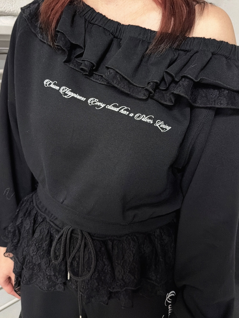 ブラック系のスウェットパンツ、ブラック系のハンドバッグ、ブラック系のスウェットを着用したレディースの冬コーディネートの6枚目の写真