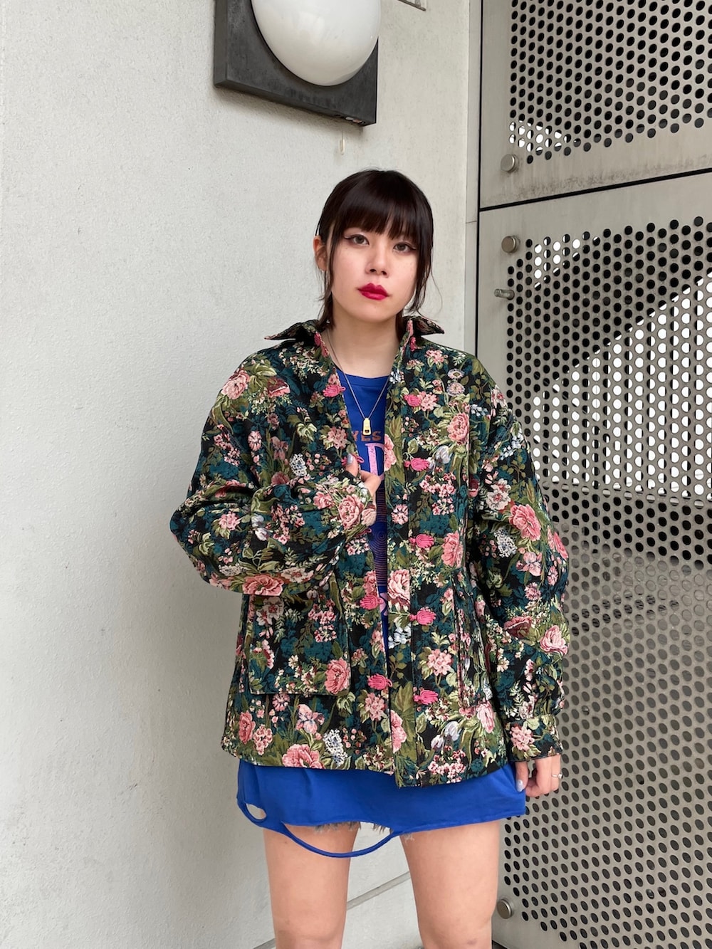 ブラック系のデニムパンツ、ブラック系のブーツ、ブルー系のTシャツ/カットソーを着用したレディースの冬コーディネートの4枚目の写真