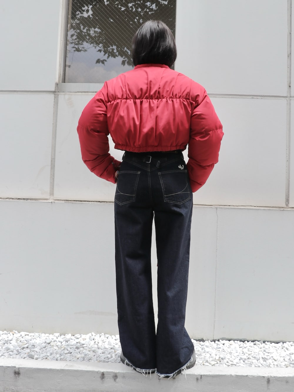 ブラック系のドレスシューズ、ブルー系のデニムパンツ、レッド系のブルゾンを着用したレディースの秋コーディネートの5枚目の写真