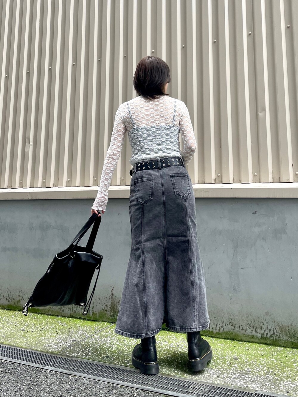 ホワイト系のTシャツ/カットソー、ブラック系のバックパック/リュック、ブラック系のデニムスカートを着用したレディースの夏コーディネートの6枚目の写真