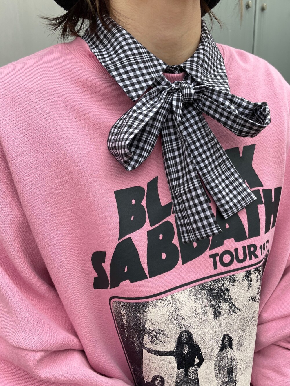 ピンク系のスウェット、その他のシャツ/ブラウス、ブラック系のブーツを着用したレディースの冬コーディネートの8枚目の写真