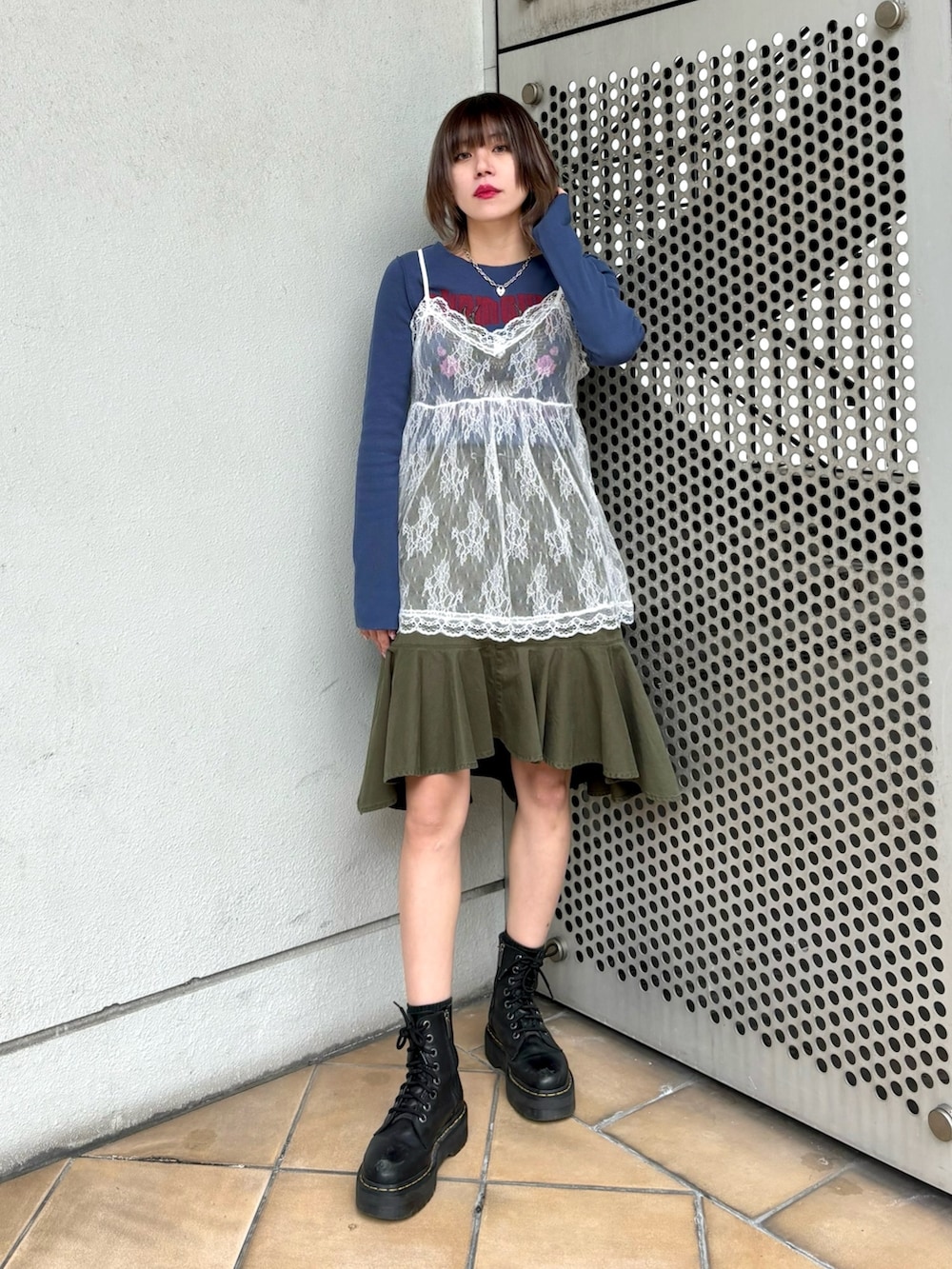 グリーン系のスカート、ブルー系のTシャツ/カットソー、ホワイト系のキャミソールを着用したレディースの冬コーディネートの4枚目の写真