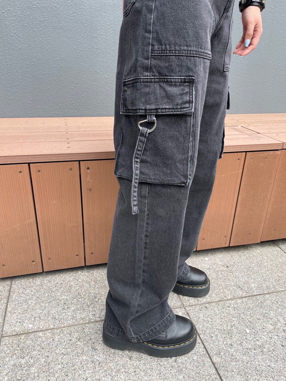 パープル系のカーディガン/ボレロ、ブラック系のカーゴパンツ、ホワイト系のベルトを着用したレディースの春コーディネートの9枚目の写真