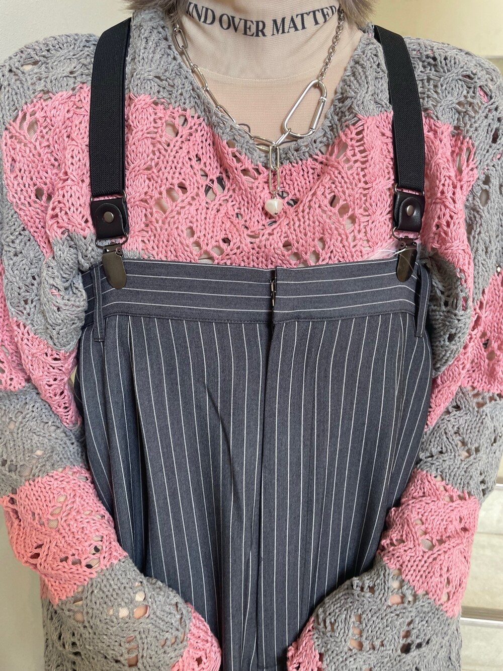 グレー系のつなぎ/オールインワン、ホワイト系のスニーカー、ベージュ系のTシャツ/カットソーを着用したレディースの冬コーディネートの7枚目の写真