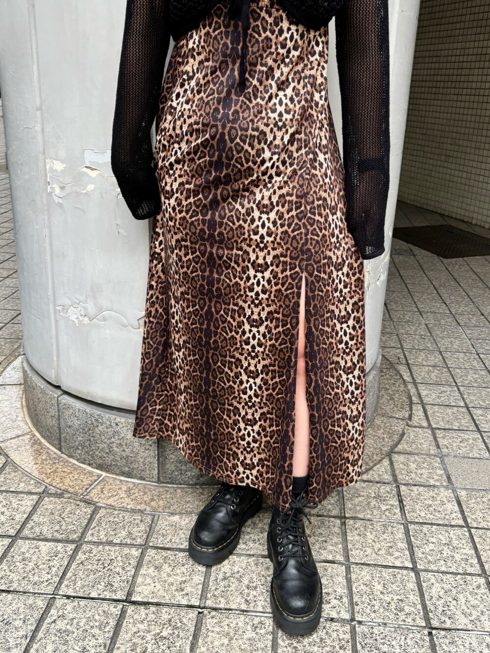 ブラック系のカーディガン/ボレロ、ブラウン系のワンピース、ブラック系のキャップを着用したレディースの夏コーディネートの8枚目の写真