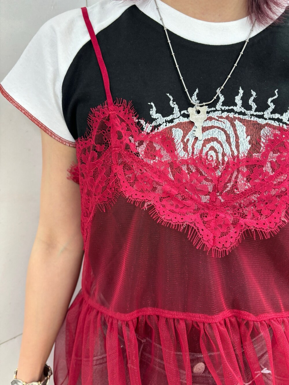 レッド系のTシャツ/カットソー、ブラック系のTシャツ/カットソー、ブラック系のデニムパンツを着用したレディースの夏コーディネートの8枚目の写真