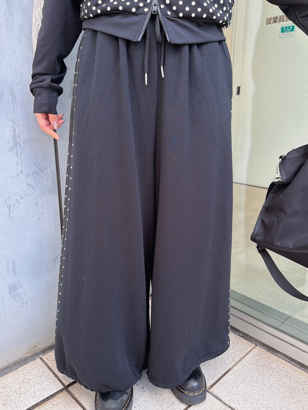 ブラック系のボストンバッグ、ブラック系のスウェットパンツ、ブラック系のジャージを着用したレディースの春コーディネートの6枚目の写真