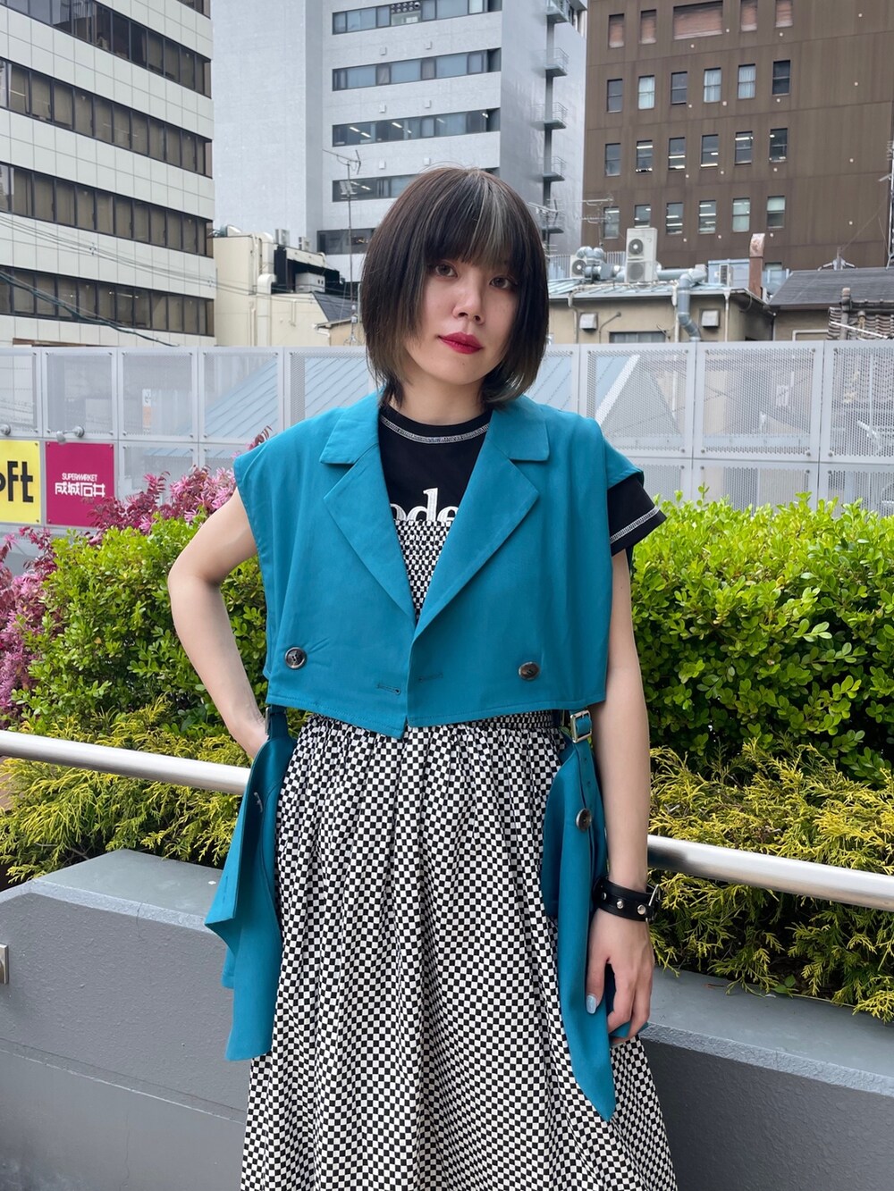 ブルー系のテーラードジャケット、ブラック系のTシャツ/カットソー、その他のワンピースを着用したレディースの春コーディネートの4枚目の写真