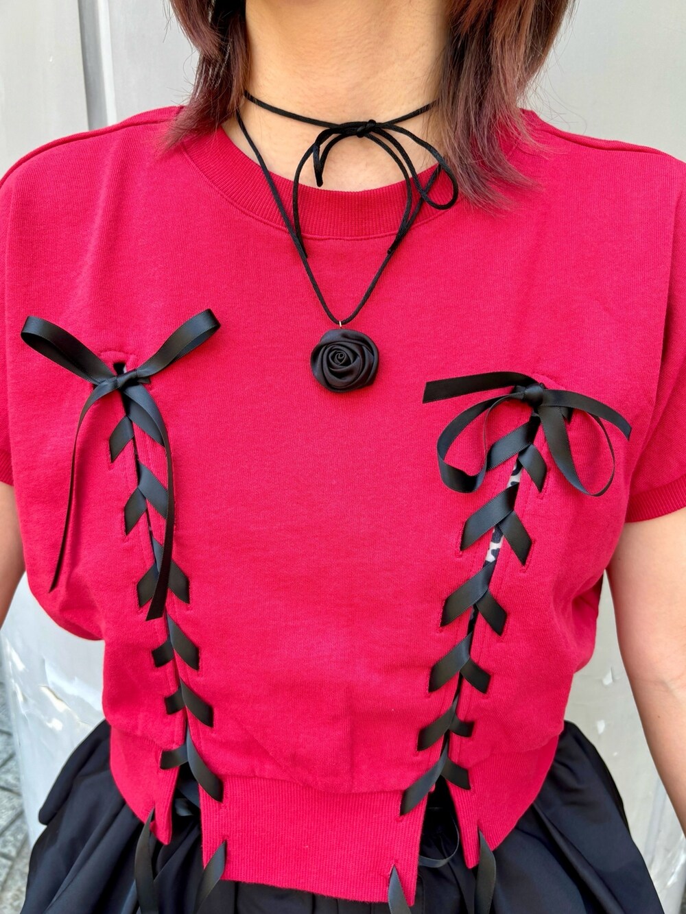 ブラック系のその他パンツ、ブラック系のスカート、ブラック系のショルダーバッグを着用したレディースの夏コーディネートの4枚目の写真