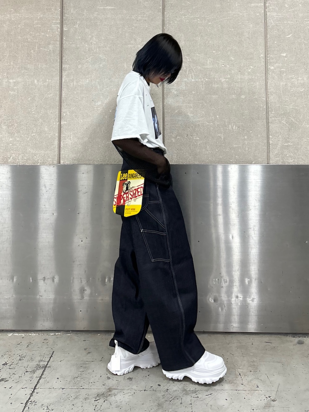ホワイト系のTシャツ/カットソー、ブラック系のTシャツ/カットソー、ホワイト系のスニーカーを着用したレディースの春コーディネートの4枚目の写真
