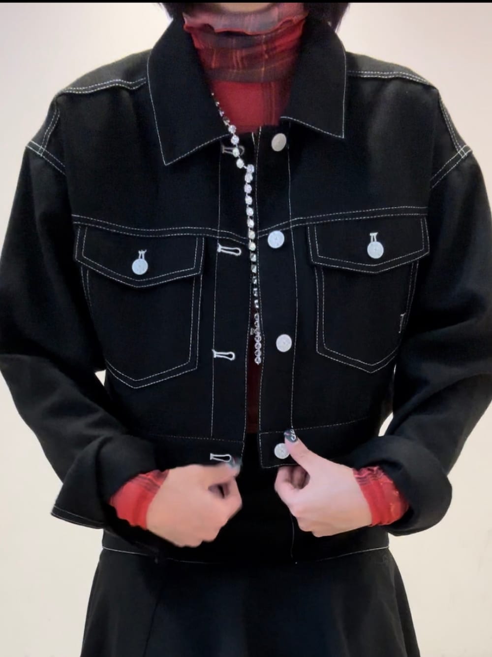 ブラウン系のブーツ、レッド系のTシャツ/カットソー、ブラック系のワンピースを着用したレディースの夏コーディネートの9枚目の写真