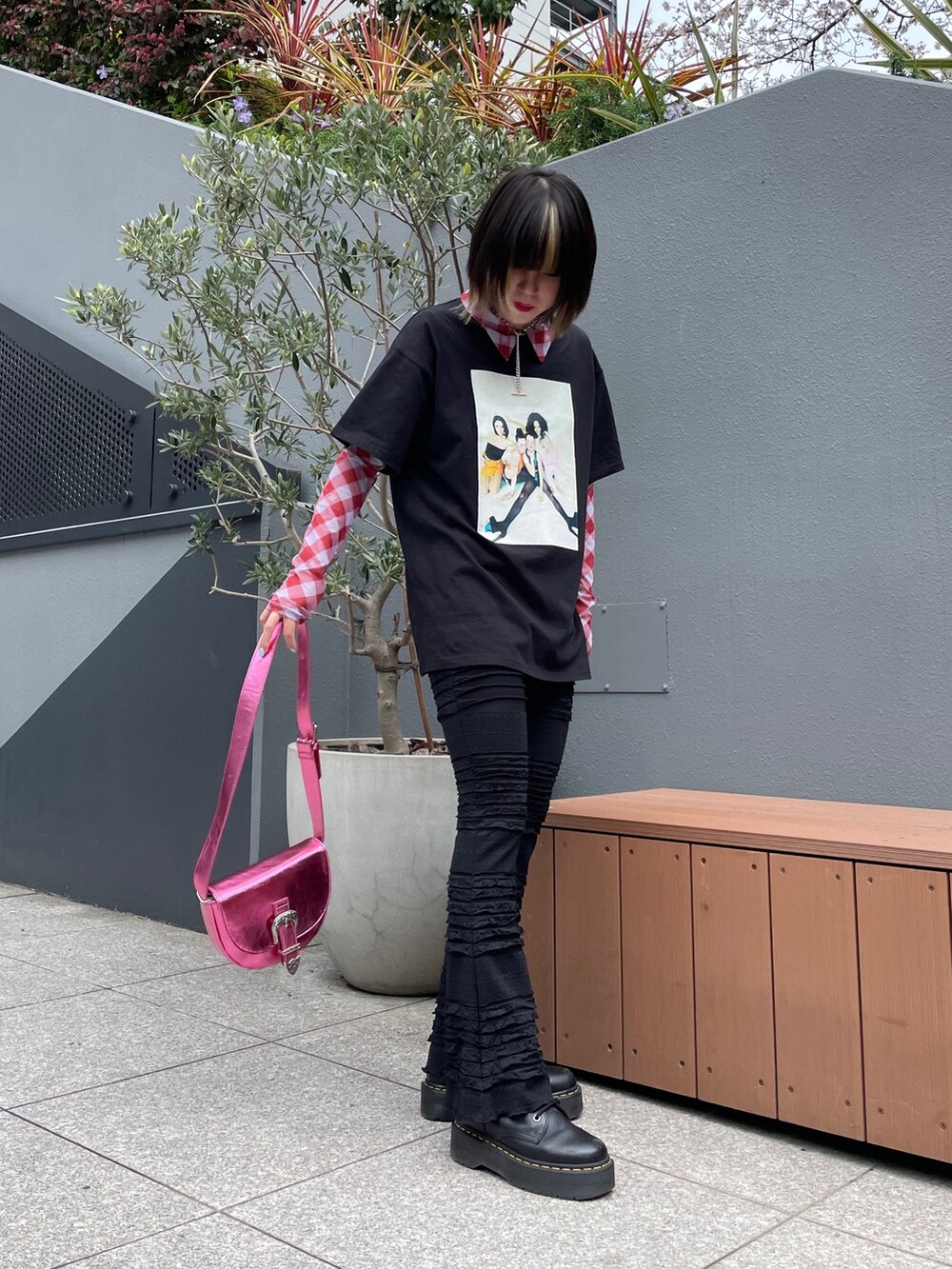 ブラック系のTシャツ/カットソー、ブラック系のその他パンツ、レッド系のシャツ/ブラウスを着用したレディースの春コーディネートの4枚目の写真