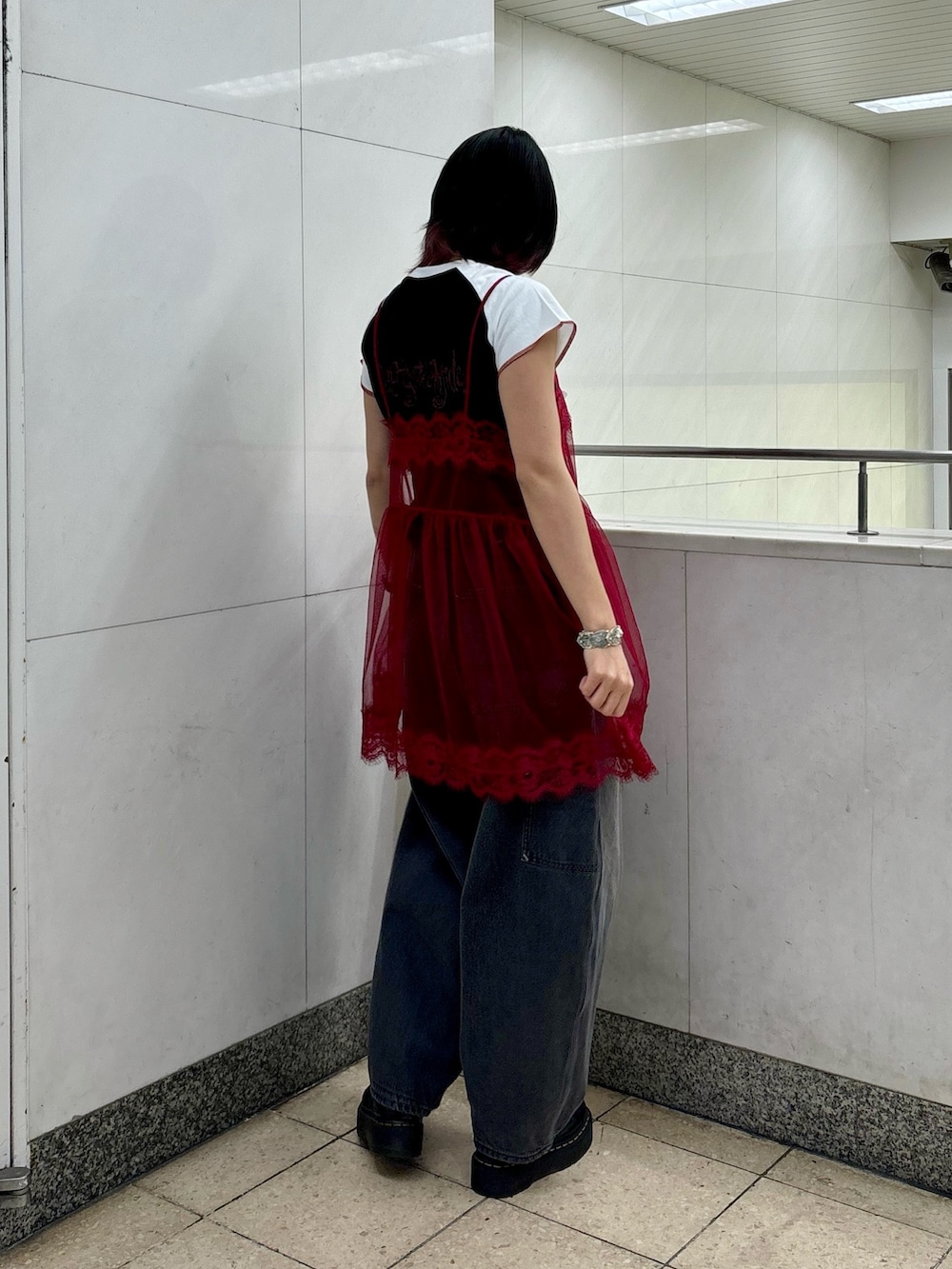 レッド系のTシャツ/カットソー、ブラック系のTシャツ/カットソー、ブラック系のデニムパンツを着用したレディースの夏コーディネートの3枚目の写真