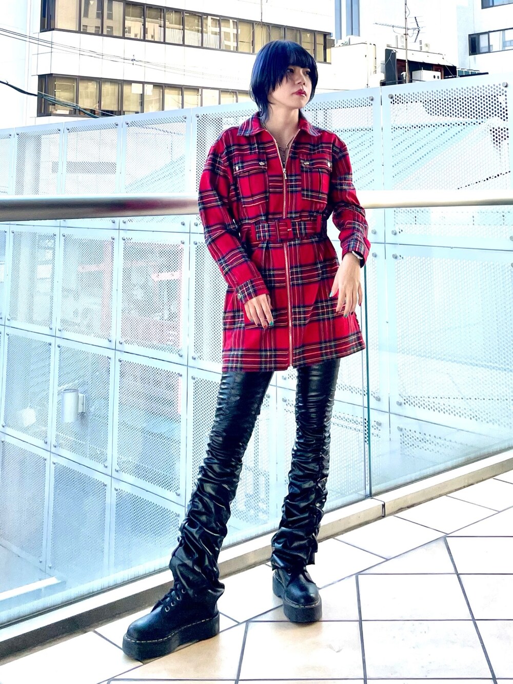 レッド系のワンピース、その他のその他パンツを着用したレディースの冬コーディネートの2枚目の写真