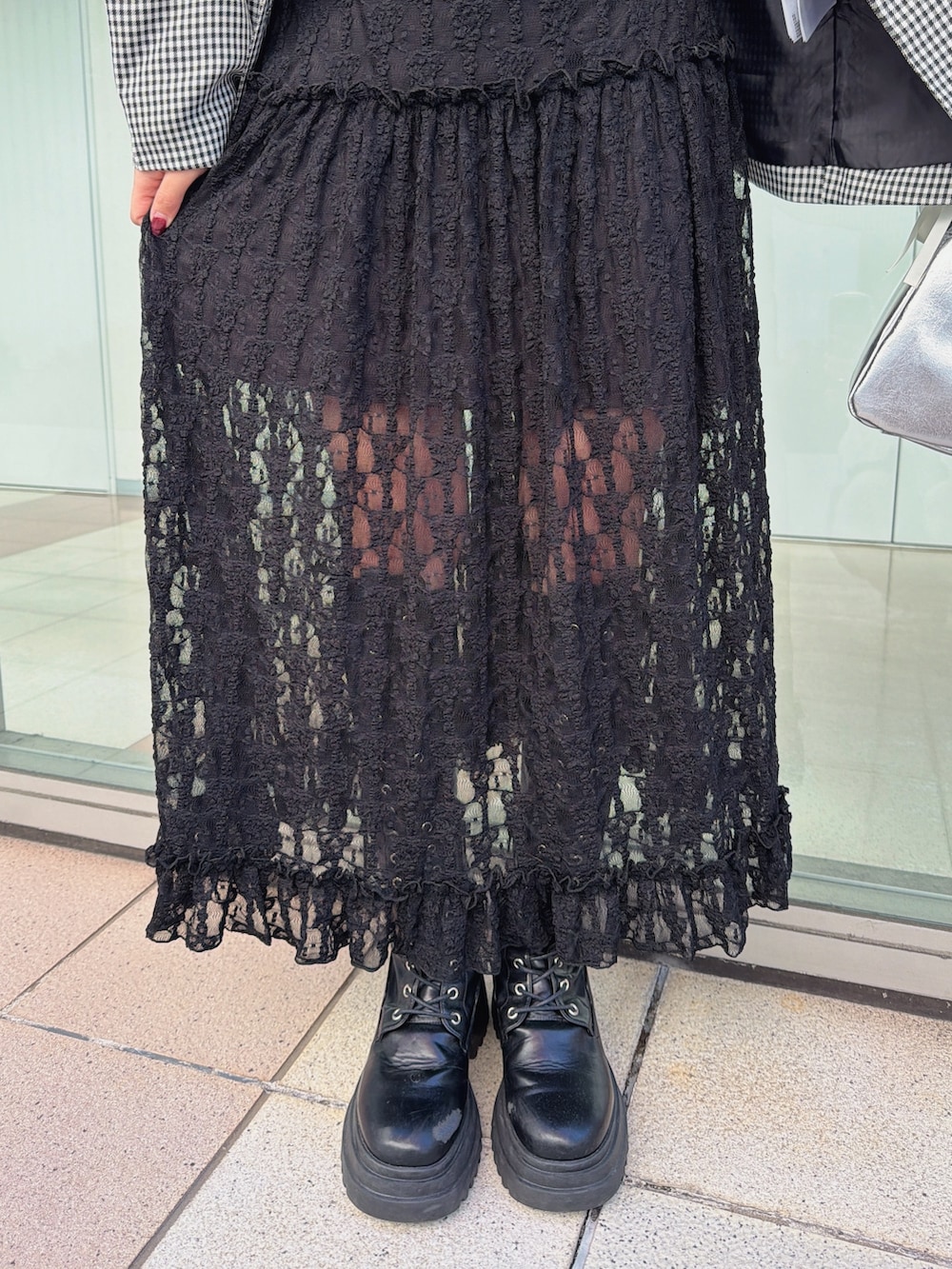 ブラック系のワンピース、ブラック系のテーラードジャケット、シルバー系のハンドバッグを着用したレディースの冬コーディネートの7枚目の写真