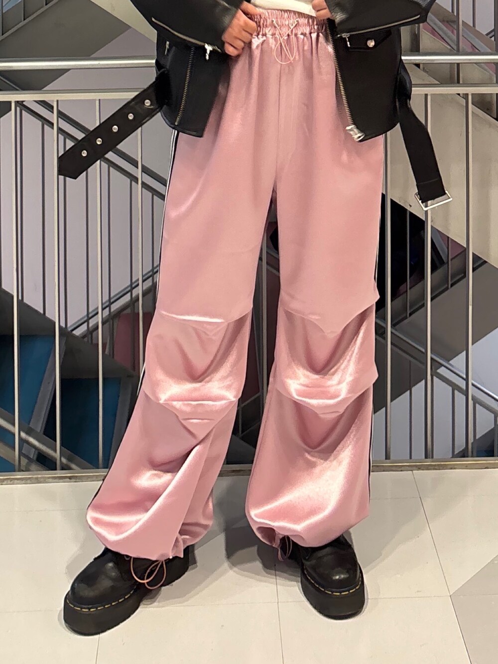 ピンク系のその他パンツ、シルバー系のハンドバッグ、ホワイト系のキャミソールを着用したレディースの春コーディネートの7枚目の写真