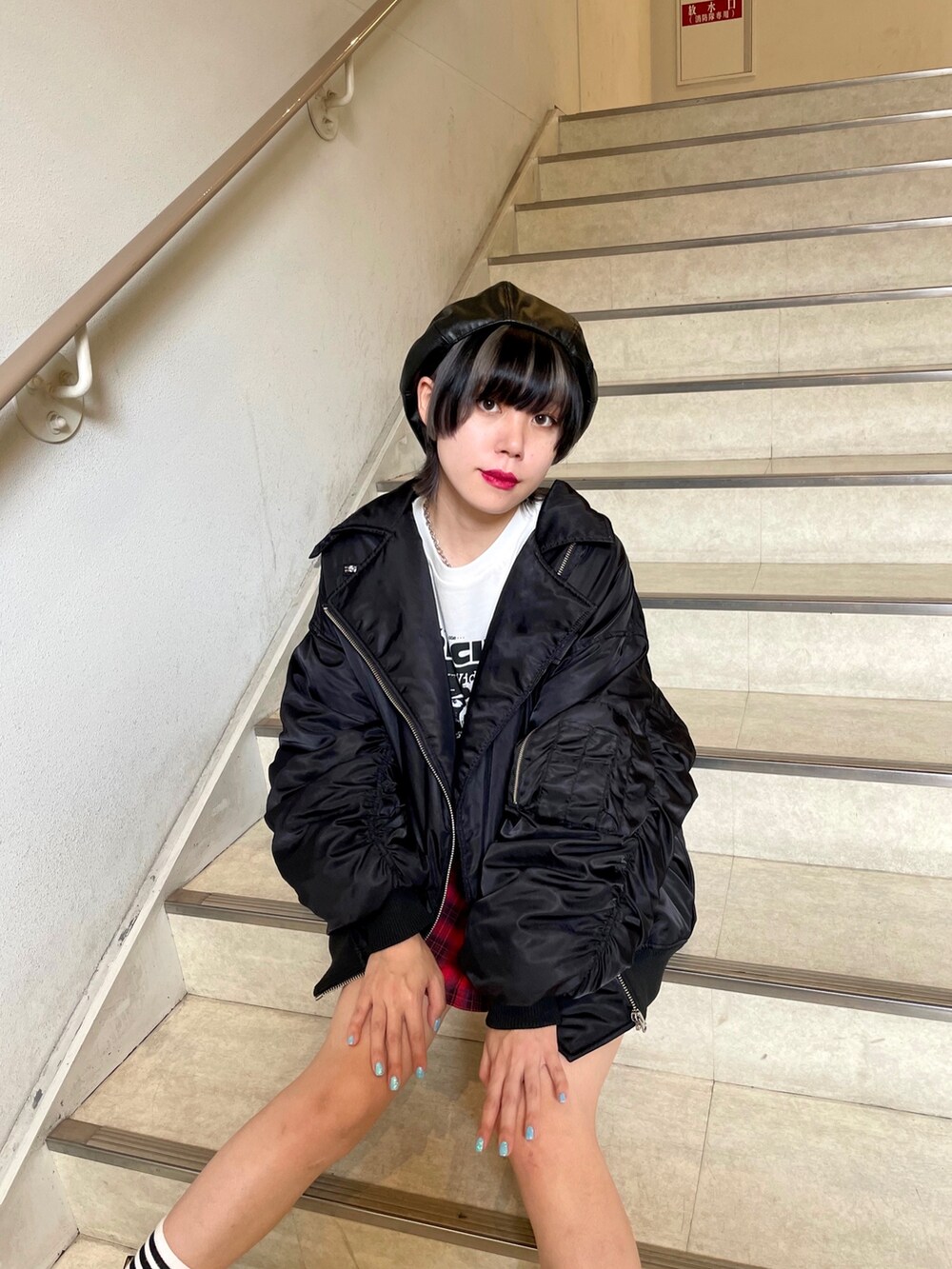 レッド系のその他パンツ、ホワイト系のTシャツ/カットソー、ブラック系のMA-1を着用したレディースの夏コーディネートの9枚目の写真