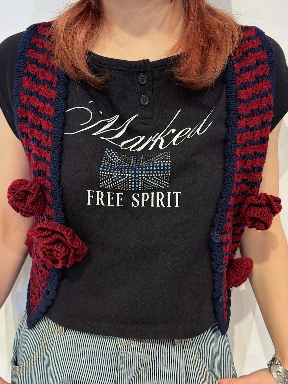 ブラック系のデニムパンツ、レッド系のその他トップスを着用したレディースの冬コーディネートの6枚目の写真