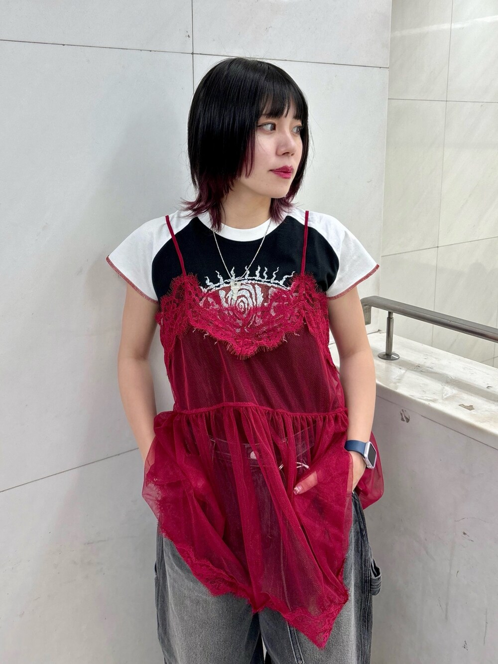 レッド系のTシャツ/カットソー、ブラック系のTシャツ/カットソー、ブラック系のデニムパンツを着用したレディースの夏コーディネートの5枚目の写真