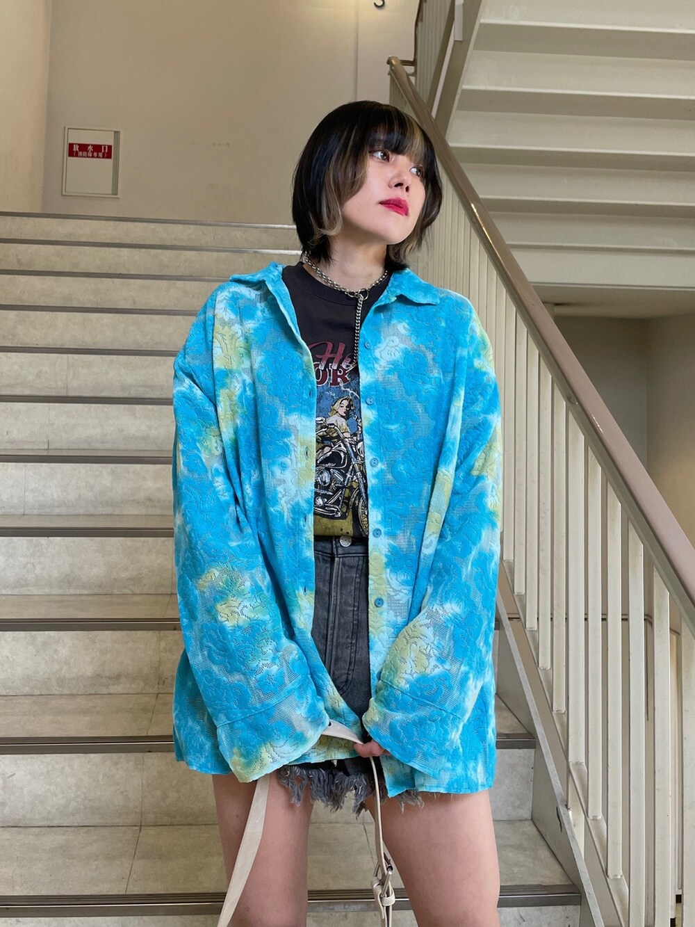 ブラック系のデニムパンツ、ブルー系のシャツ/ブラウス、ブラック系のTシャツ/カットソーを着用したレディースの春コーディネートの3枚目の写真