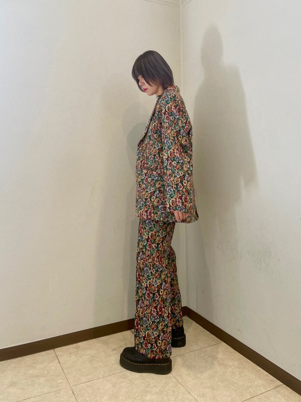 ブラック系のその他パンツ、ブラック系のベスト、ブラック系のテーラードジャケットを着用したレディースの秋コーディネートの3枚目の写真