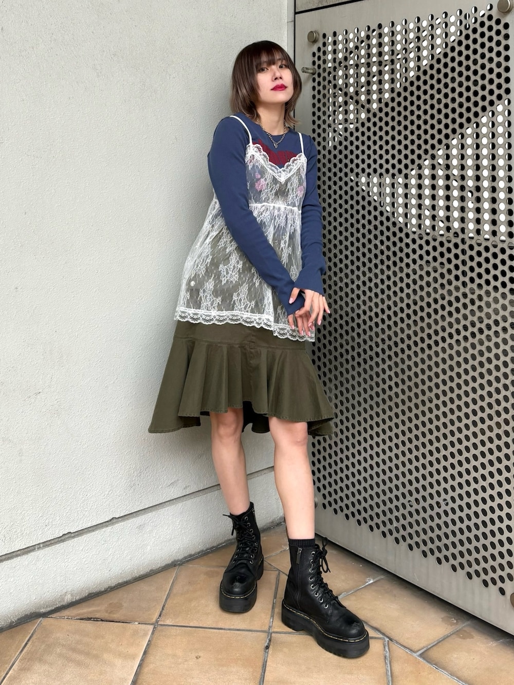 グリーン系のスカート、ブルー系のTシャツ/カットソー、ホワイト系のキャミソールを着用したレディースの冬コーディネートの2枚目の写真