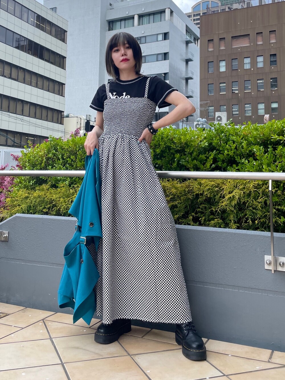 ブルー系のテーラードジャケット、ブラック系のTシャツ/カットソー、その他のワンピースを着用したレディースの春コーディネートの3枚目の写真