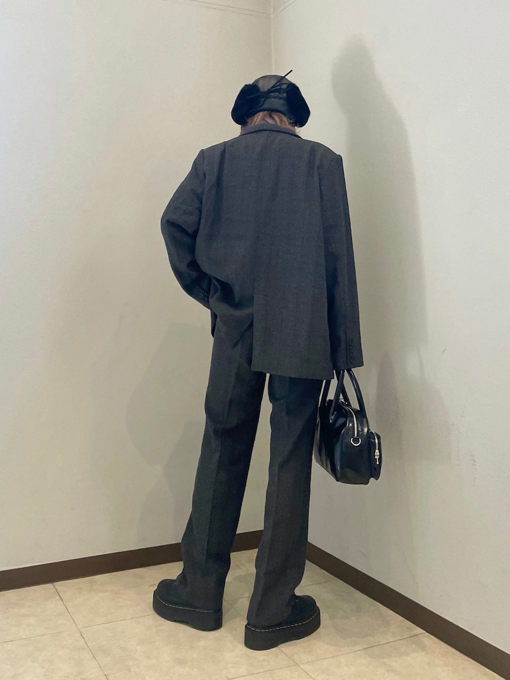 グレー系のテーラードジャケット、グレー系のその他パンツ、ブルー系のシャツ/ブラウスを着用したレディースの秋コーディネートの6枚目の写真