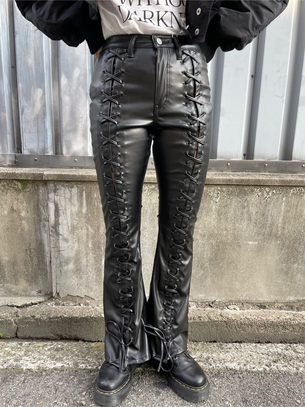 ブラック系のその他アウター、ブラック系のデニムパンツ、ホワイト系のTシャツ/カットソーを着用したレディースの秋コーディネートの8枚目の写真