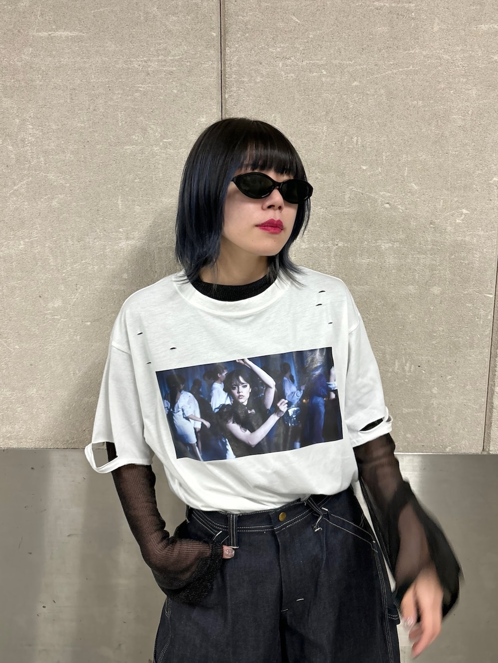 ホワイト系のTシャツ/カットソー、ブラック系のTシャツ/カットソー、ホワイト系のスニーカーを着用したレディースの春コーディネートの6枚目の写真