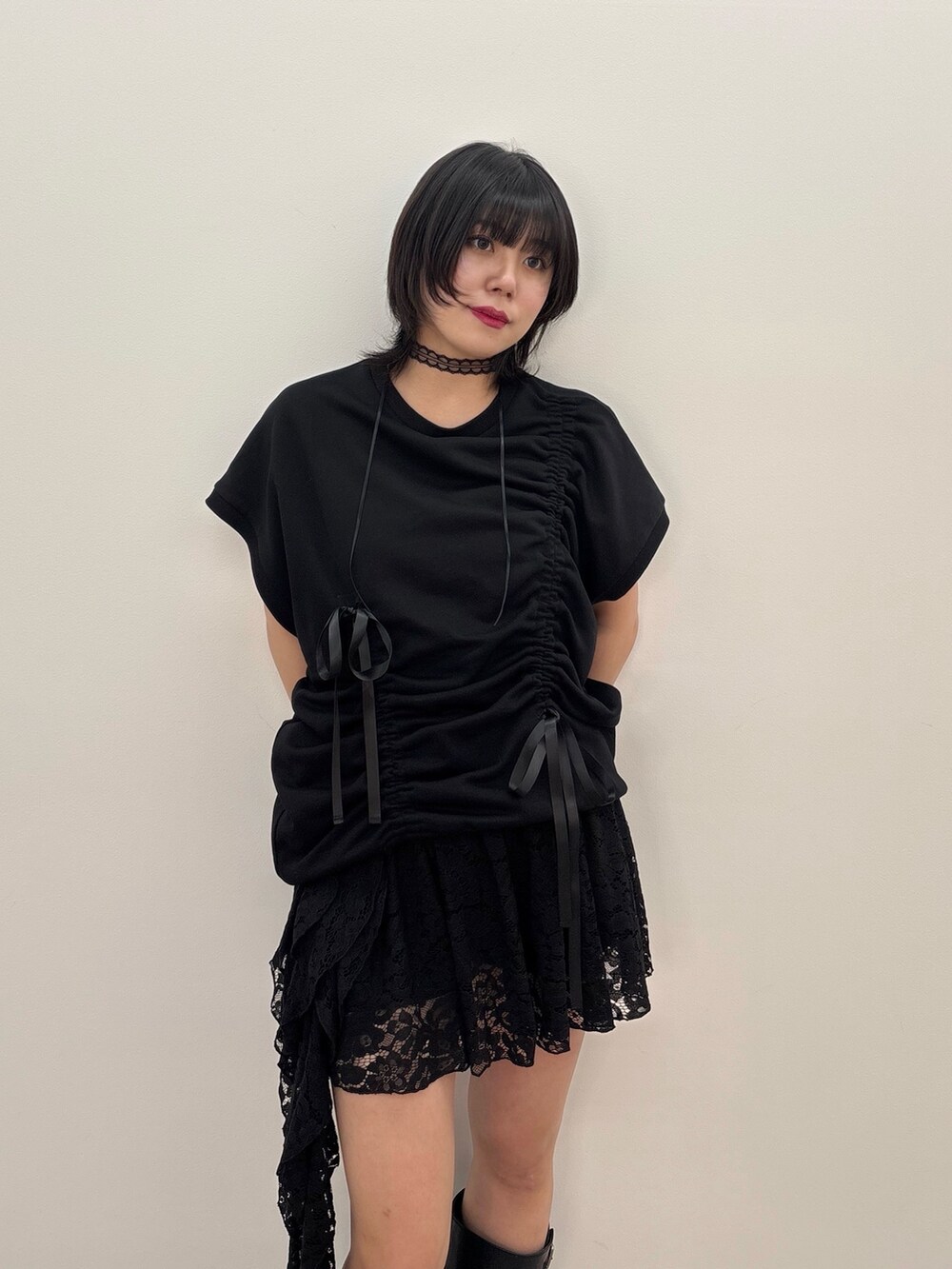 ブラック系のスカート、ブラック系のTシャツ/カットソー、シルバー系のリングを着用したレディースの春コーディネートの4枚目の写真