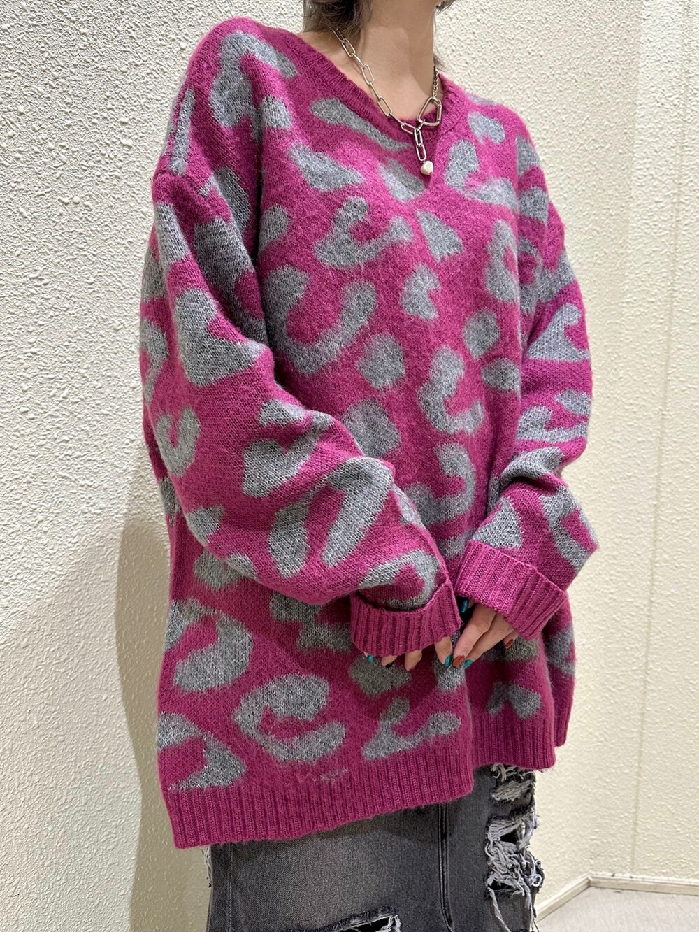 ピンク系のニット/セーター、ブラック系のデニムスカートを着用したレディースの冬コーディネートの7枚目の写真