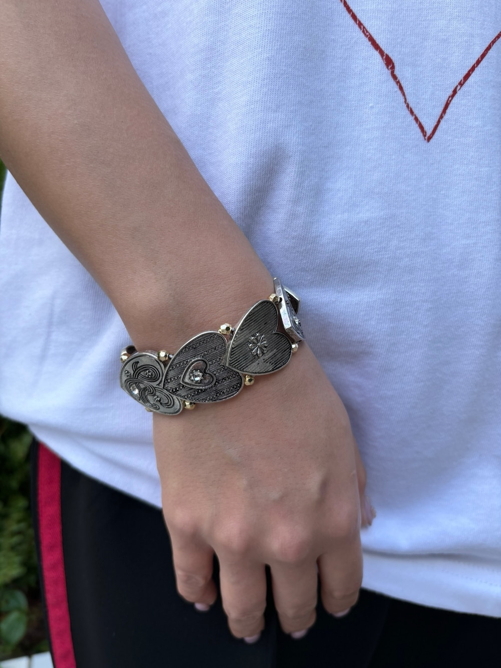 ホワイト系のTシャツ/カットソー、ブラック系のその他パンツ、シルバー系のネックレスを着用したレディースの春コーディネートの8枚目の写真