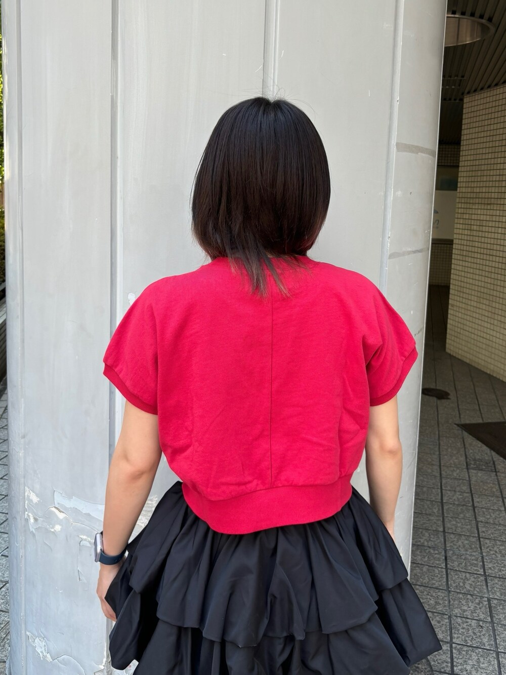 ブラック系のその他パンツ、ブラック系のスカート、ブラック系のショルダーバッグを着用したレディースの夏コーディネートの3枚目の写真