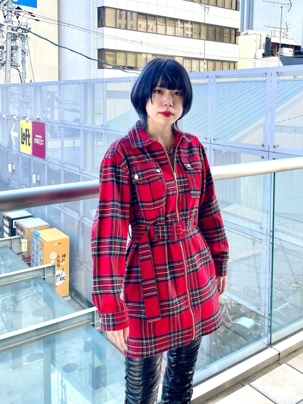 レッド系のワンピース、その他のその他パンツを着用したレディースの冬コーディネートの6枚目の写真