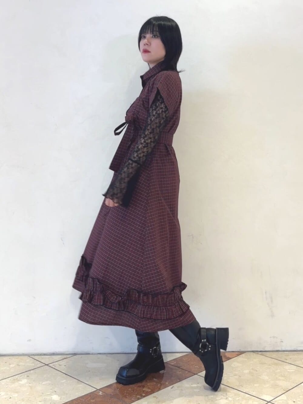 レッド系のワンピース、ブラック系のTシャツ/カットソー、ブラウン系のチョーカーを着用したレディースの春コーディネートの7枚目の写真