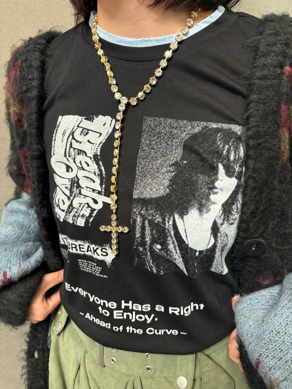ブラック系のTシャツ/カットソー、ブラック系のカーディガン/ボレロ、グリーン系のスカートを着用したレディースの秋コーディネートの7枚目の写真