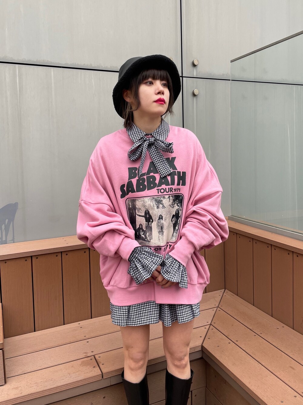 ピンク系のスウェット、その他のシャツ/ブラウス、ブラック系のブーツを着用したレディースの冬コーディネートの3枚目の写真