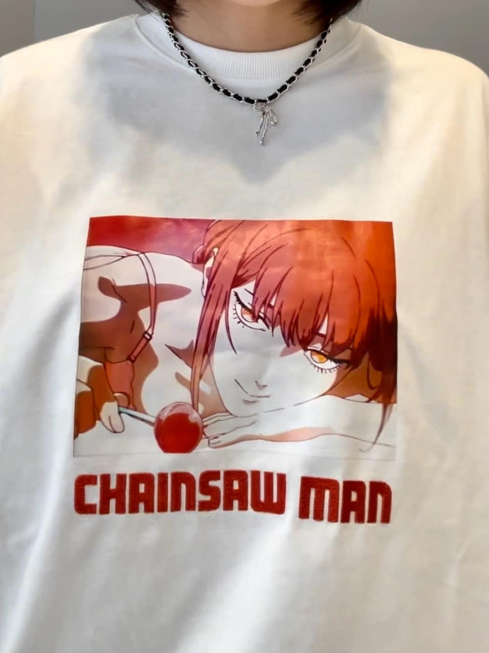 ブラック系のデニムパンツ、レッド系のスカート、ホワイト系のTシャツ/カットソーを着用したレディースの秋コーディネートの6枚目の写真