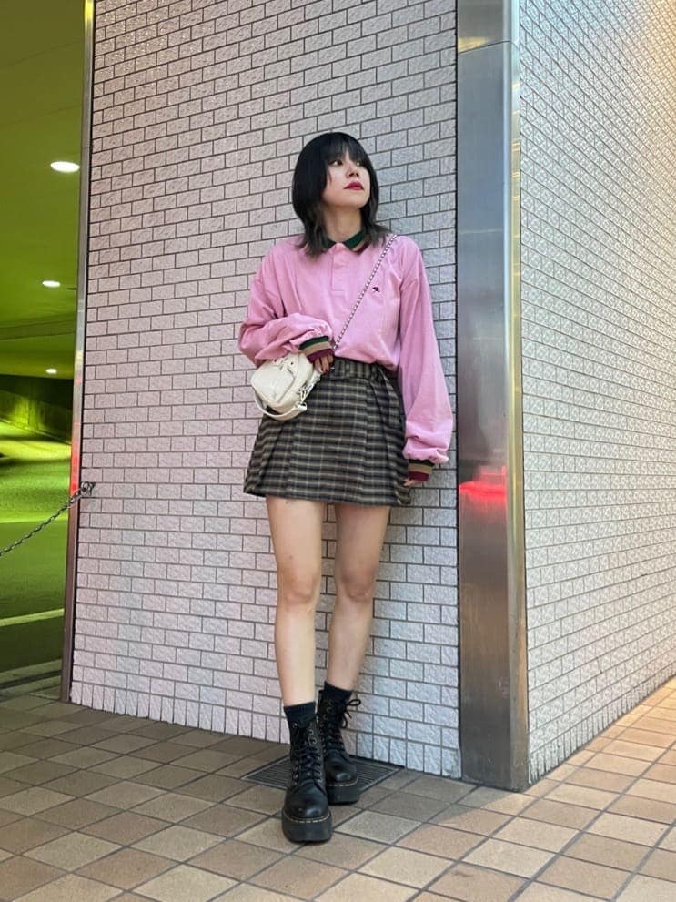 グレー系のその他パンツ、ホワイト系のハンドバッグ、グレー系のその他パンツを着用したレディースの秋コーディネートの2枚目の写真