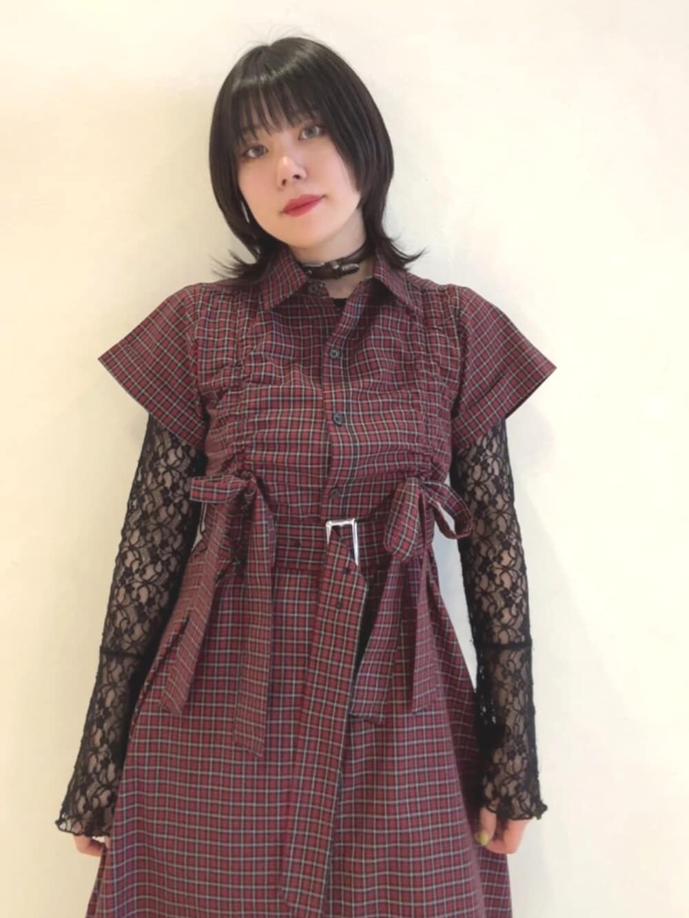 レッド系のワンピース、ブラック系のTシャツ/カットソー、ブラウン系のチョーカーを着用したレディースの春コーディネートの4枚目の写真