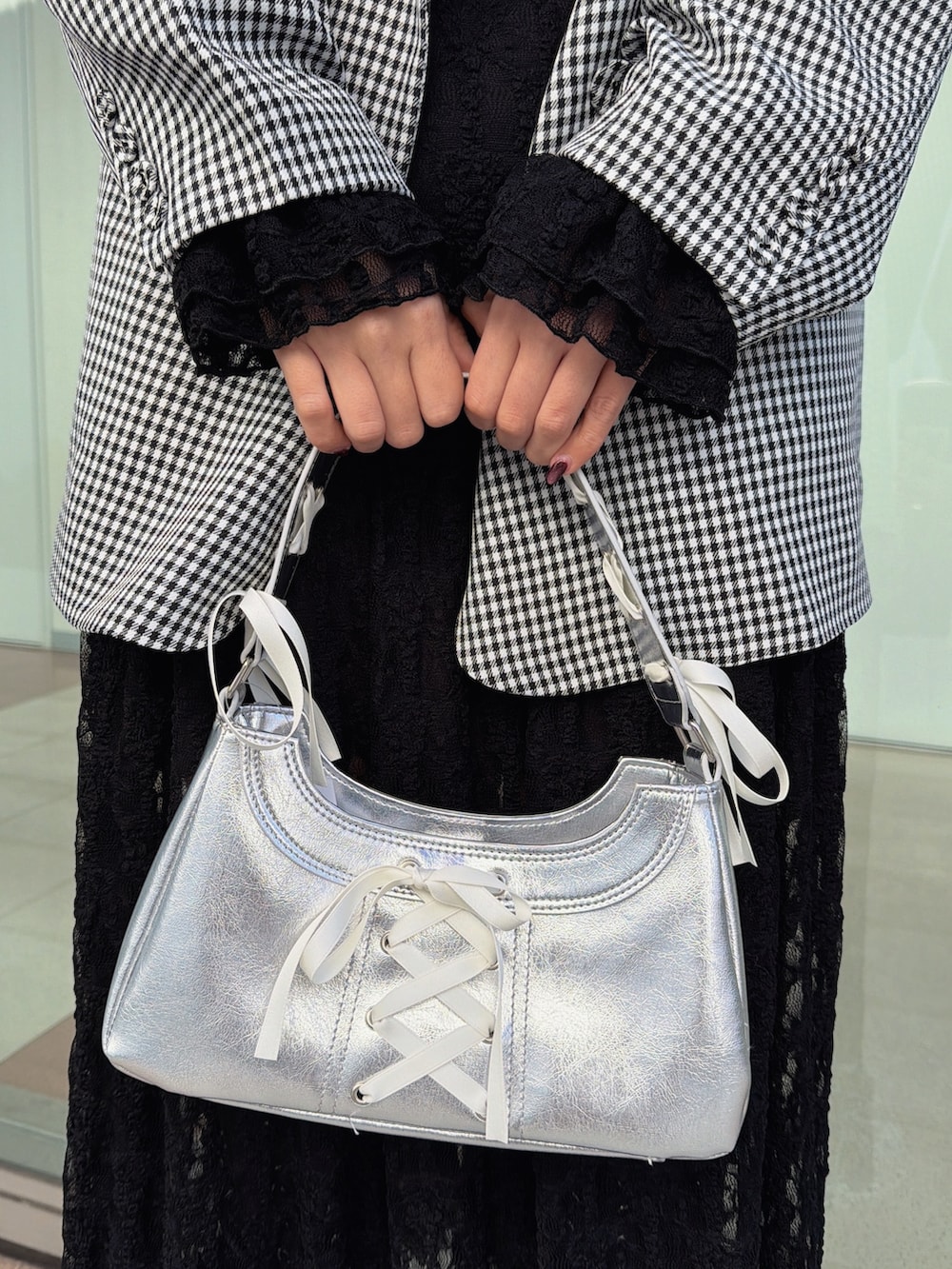 ブラック系のワンピース、ブラック系のテーラードジャケット、シルバー系のハンドバッグを着用したレディースの冬コーディネートの8枚目の写真